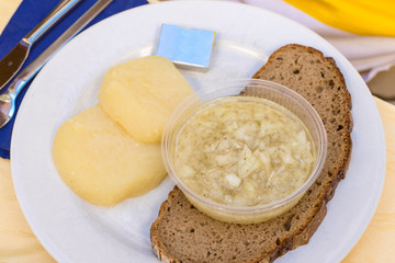 Sauermilchkaese mit Zwiebelmarinade