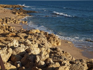 Felsen und blaues Meer an der Algarve in Portugal