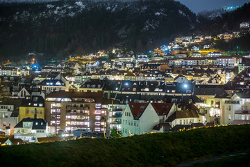 Nocne latarnie w Bergen, Norwegia - obrazy, fototapety, plakaty