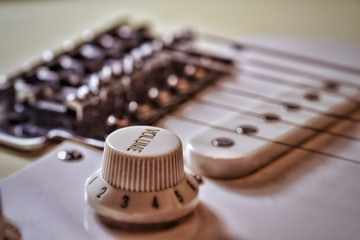 Augmente le volume et règle le son
