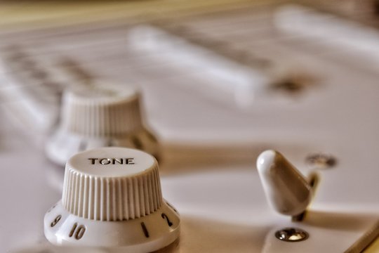 Augmente le volume et r&egrave;gle le son
