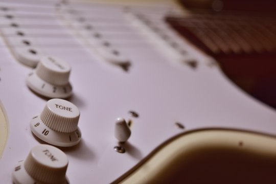 Augmente le volume et r&egrave;gle le son