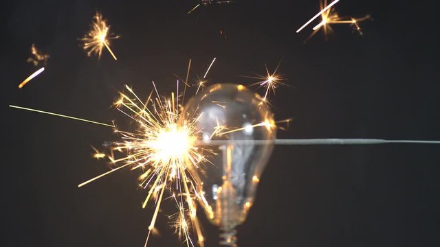 Wunderkerzen beleuchten eine Gl&uuml;hbirne