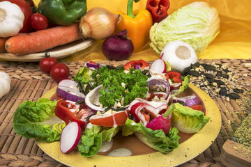 Leckerer Salat mit frischen Beilagen