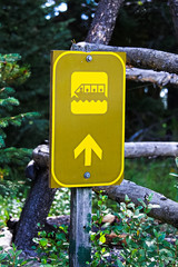 A tour boat direction sign with an arrow