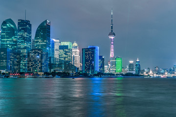Obraz premium Shanghai skyline, Shanghai downtown district at night in China.