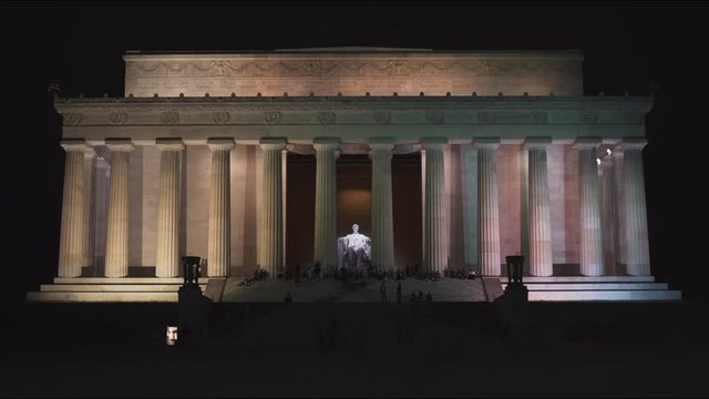 the exterior of the lincoln memorial in washington, dc at night