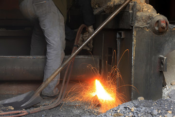 The workshop welder cuts metal值）