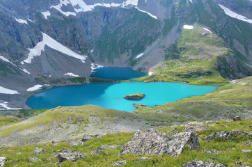 Naklejka na ściany i meble Россия, Кавказ, высокогорное Имеретинское озеро. Небольшой остров на озере