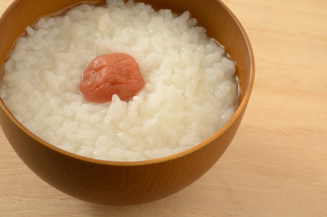 おかゆ　木目背景

