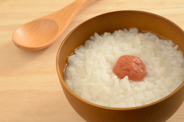 おかゆ　木目背景

