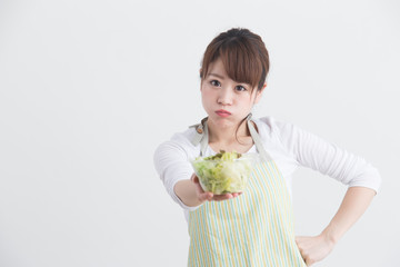 エプロン姿の女性・白バック