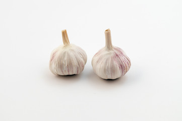 Две головки чеснока.