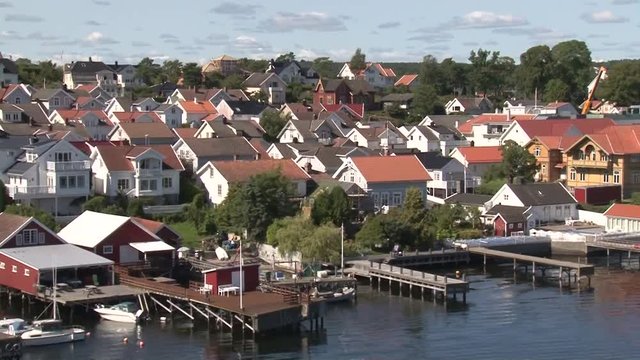 Norwegen, Langesund, Bamble, Telemark, Ort, Stadt, Haus, H&auml;user, Hafen, Festung, Bunker, Leuchtturm, Wasserstra&szlig;e, Hafeneinfahrt, Herbst, Leuchtturmw&auml;rter, Haus