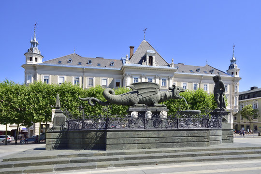 Klagenfurt mit Lindwurmbrunnen und Neuen Rathaus