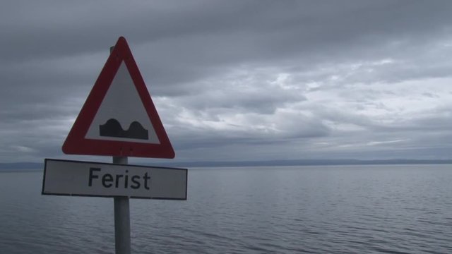 Norwegen, Meer, Finnmark, Verkehrszeichen, Gefahrenzeichen, Kuppe, Querrinne, Aufw&ouml;lbung, Hindernis, Wolke, Unwetter, Sturm, Wolken, Viehsperre, Rost, Porsanger