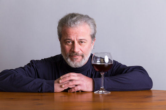 Mann mit Weinglas, Symbolbild