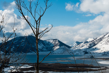 letino caserta,  lago del matese, monti innevati e cielo sereno