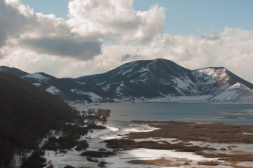letino caserta,  lago del matese, monti innevati e cielo sereno