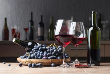 Crédence de cuisine en verre imprimé Vin Red wine and grapes.