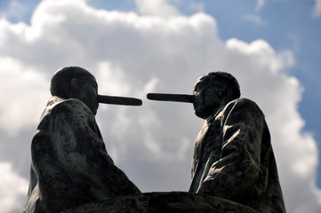 Die zwei Lügner mit langen Nasen. Lange Nasen symbolisch für Lügen und betrügen. Kunstfiguren...