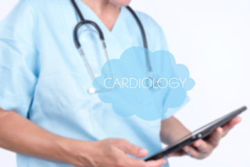 Arzt mit einem Computer in den Händen und einer Schlagwort Wolke Kardiologie