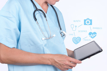Arzt mit einem Computer und verschiedenen Symbolen für die digitale Vernetzung