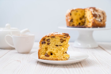 raisin bread cake with almond