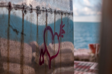 murales a termoli, cuore con freccia con riflesso degli scogli ed il mare