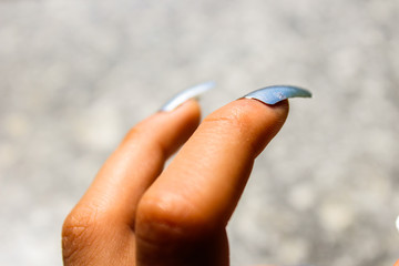 unghie artificiali sulle dita di ragazza