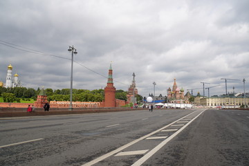 Fototapeta na wymiar Big Moskvoretsky bridge in a Moscow, Russia