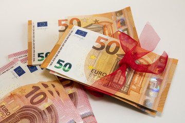 Bündel fünfzig Euro Geldscheine mit roter Schleife