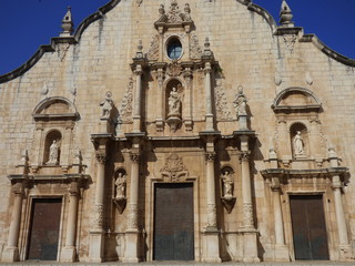 Fototapeta na wymiar Iglesia de Alcalá de Chivert ​/ Xivert, pueblo de la provincia de Castellón, en la Comunidad Valenciana, España. Pertenece a la comarca del Bajo Maestrazgo