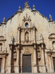 Fototapeta premium Iglesia de Alcalá de Chivert ​/ Xivert, pueblo de la provincia de Castellón, en la Comunidad Valenciana, España. Pertenece a la comarca del Bajo Maestrazgo