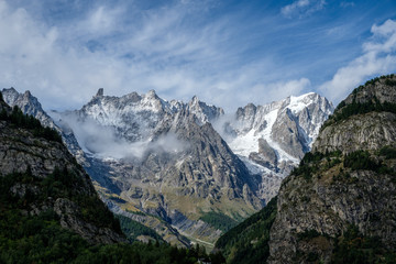 Fototapeta na wymiar Spectacular view of the Mont Blanc mountain range from Courmayeur, Italy
