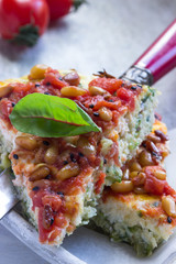 Fritatta von Zucchini mit Tomaten-Topping und Pinienkernen