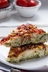 Fritatta von Zucchini mit Tomaten-Topping und Pinienkernen