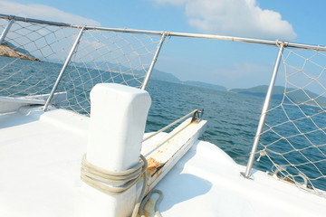 Obraz premium The head of white yacht and anchor rope