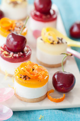 Kleine Kaesekuchen mit Fruechten