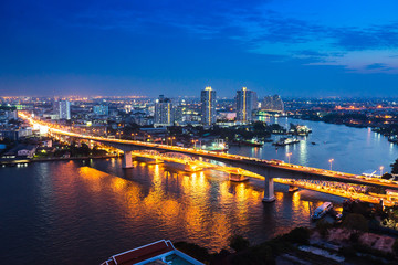 Obraz premium Pejzaż po stronie rzeki Bangkok. Wgląd nocy Bangkoku w dzielnicy biznesowej. at twilight.Panorama widok na krajobraz miasta Bangkok w porze nocnej. vintage odcień koloru