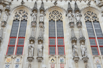 Obraz premium Detalles de arquitectura neogótica en la ciudad de Brujas, ciudad de canales y puentes belga , capital de Flandes Occidental, al noroeste de Bélgica, Europa