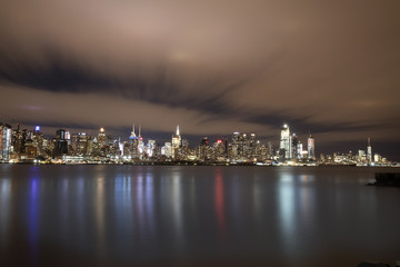 Naklejka premium Skyline under moving clouds