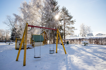Verlassener Spielplatz im Winter