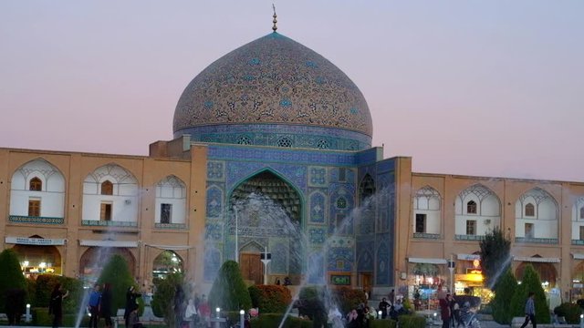 The fountains in front of Sheikh Lotfollah Mosque, the pearl of Safavid era architecture, located in Naqsh-e Jahan Square, Isfahan, Iran