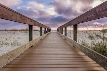 Foto op Plexiglas Afdaling naar het strand Lage hoek van ochtendwolken boven promenade