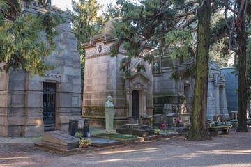 Gruft und Gräber auf dem Friedhof Cimitero Monumentale in Mailand