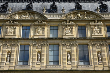 Fototapeta na wymiar Façade du palais du Louvre à Paris, France