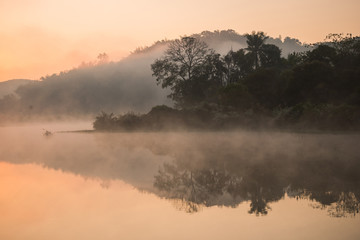 Obraz na płótnie Canvas The misty on the river