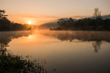Fototapety  Wschód słońca nad rzeką z mgłą
