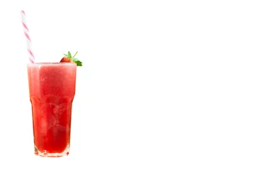 Crédence de cuisine en verre imprimé Jus Strawberry juice smoothie in glass with fresh strawberry isolated on white background